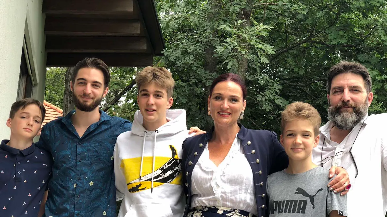 A színpadon hódít, otthon 4 fiút nevel a magyar opera-énekesnő