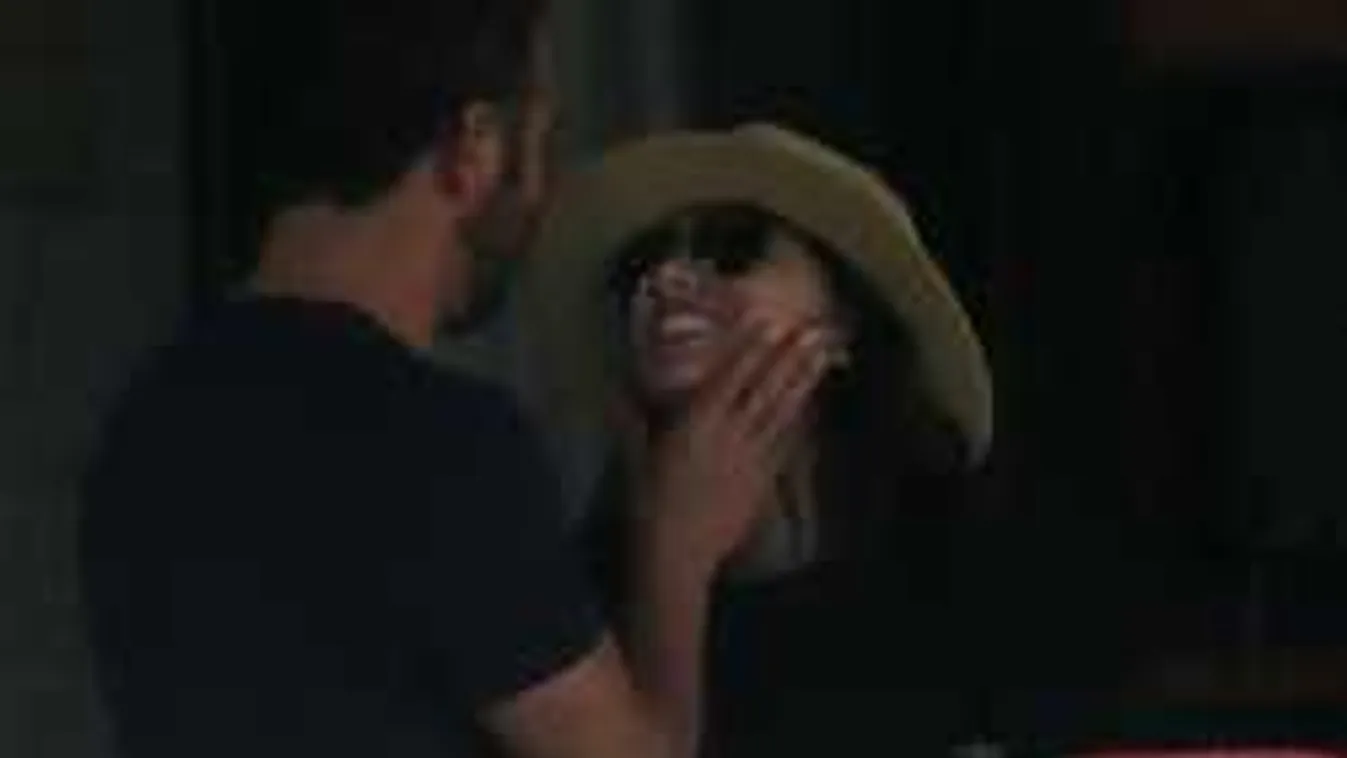 Megmutatta terhespocakját a negyvenes világsztár