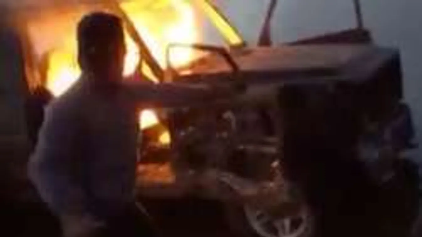 Felgyújtották saját Mercedesüket, annyira unatkoztak