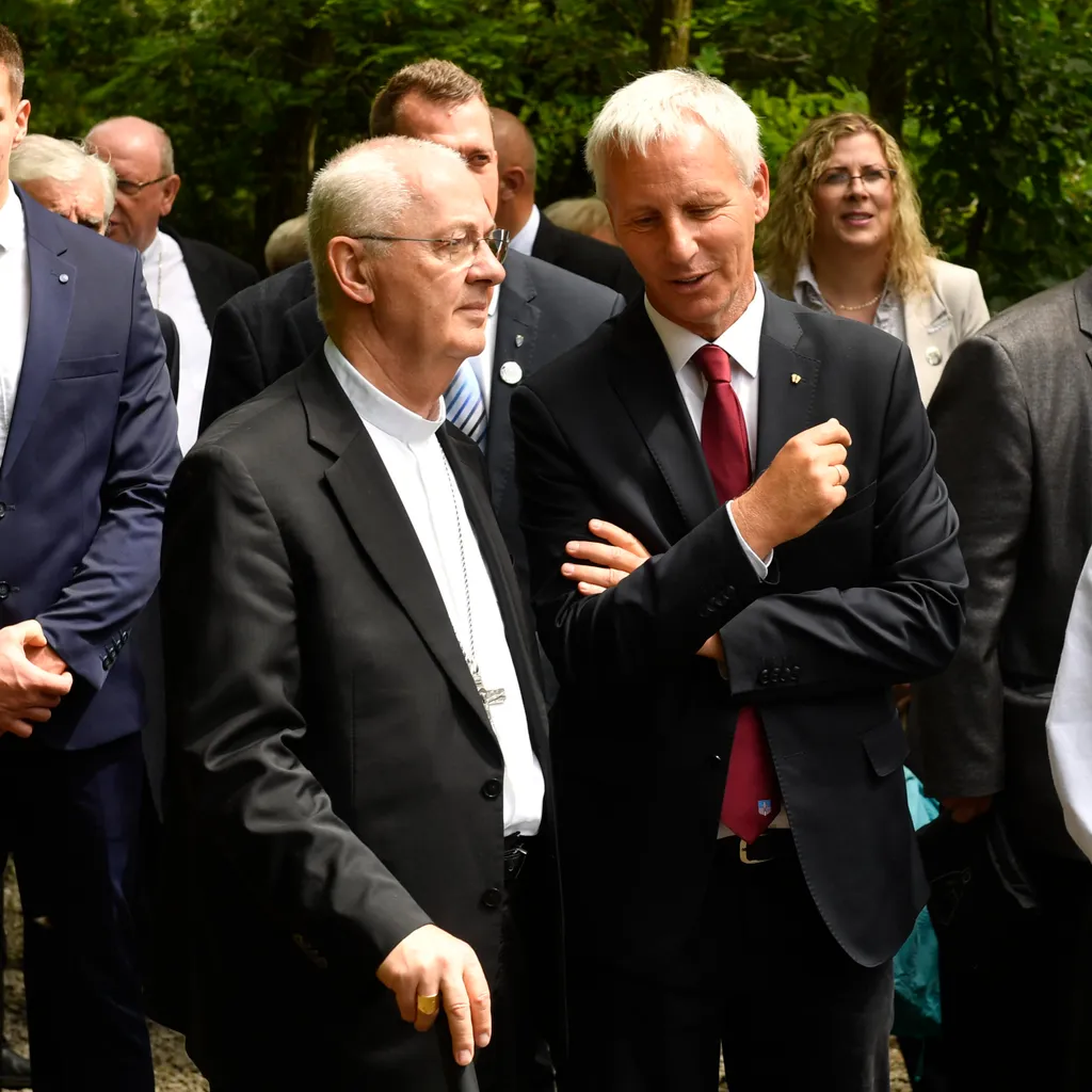 Ternyák Csaba egri érsek, a Magyar Katolikus Püspöki Konferencia alelnöke (b) és Soltész Miklós, a Miniszterelnökség egyházi és nemzetiségi kapcsolatokért felelõs államtitkára (j) a Centenáriumi Turulszobor avatásán, a Trianoni békediktátum 100. évfordulója alkalmából tartott megemlékezésen