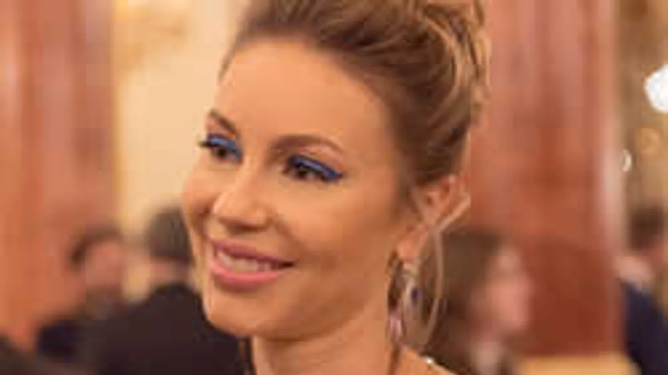 Nem szégyenlős a luxusfeleség, egy hajón mutatta meg idomait