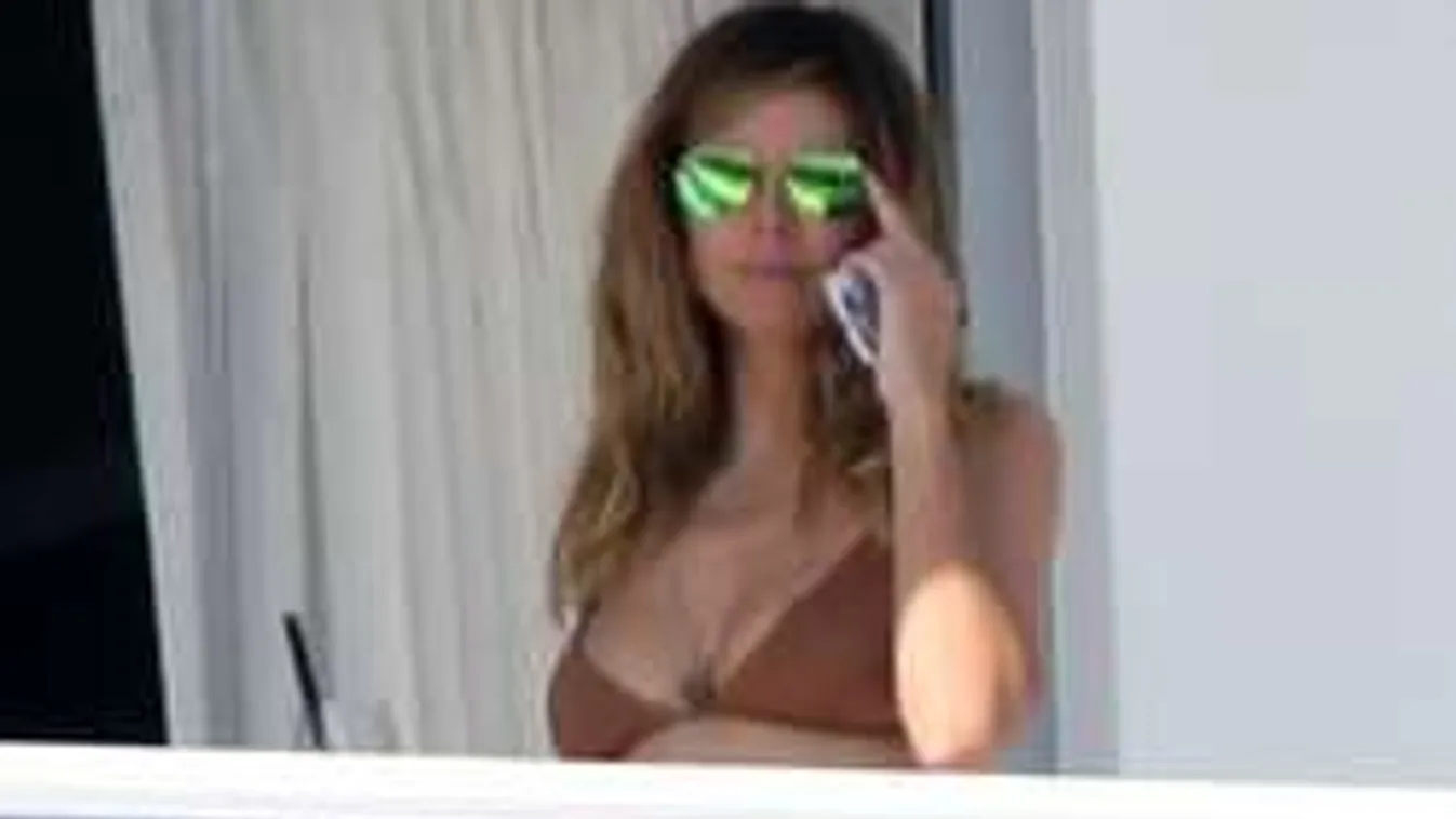 Az erkélyen meztelenkedett a dögös sztármami