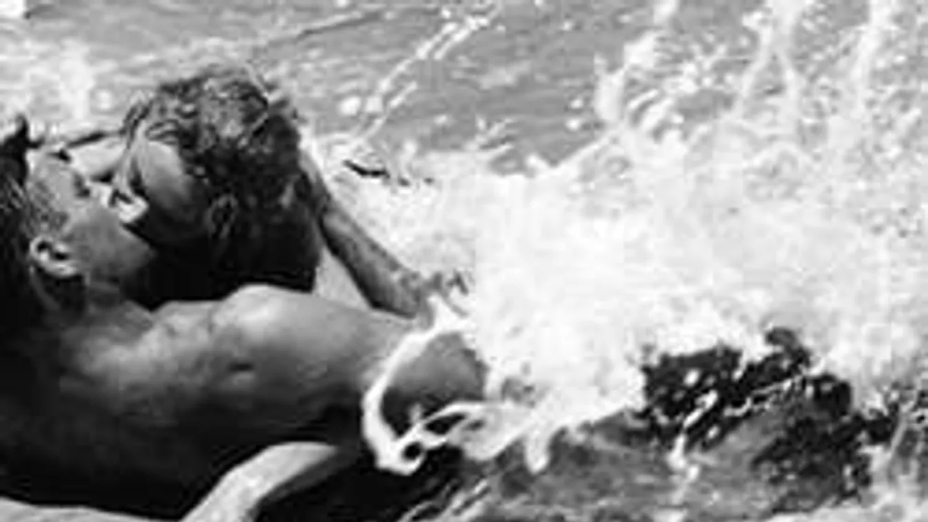 Kínos nudistabaleset: rászorított a nő hüvelye párja férfiasságára