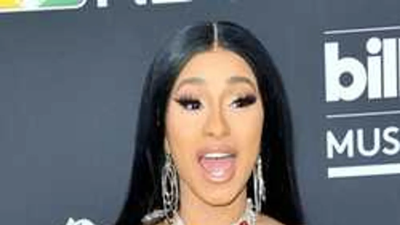 Merész ruhában debütáltak a sztáranyuka új mellei