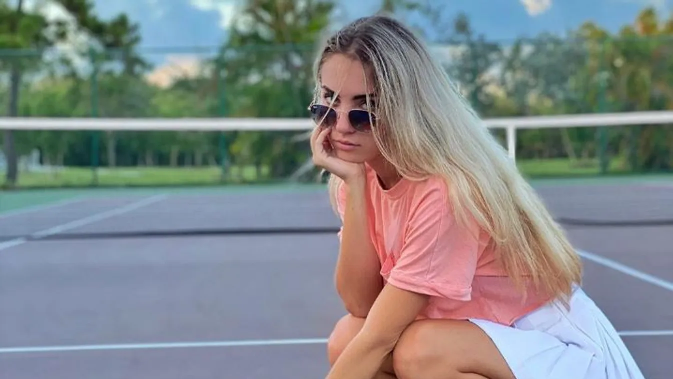 Olyat riszál a legszexibb teniszezőnő, hogy kivillan a szoknya alól formás popsija