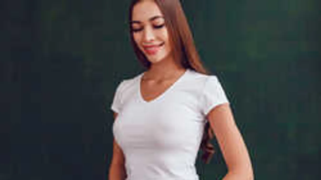 Döbbenetes, mi történt a titkárnővel, aki melltartó nélkül ment dolgozni