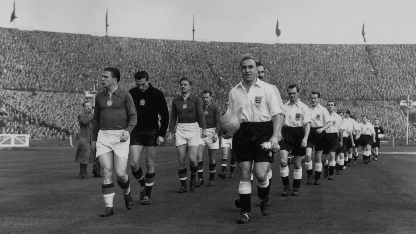 Puskás Ferenc és Billy Wright kivezeti a csapatokat