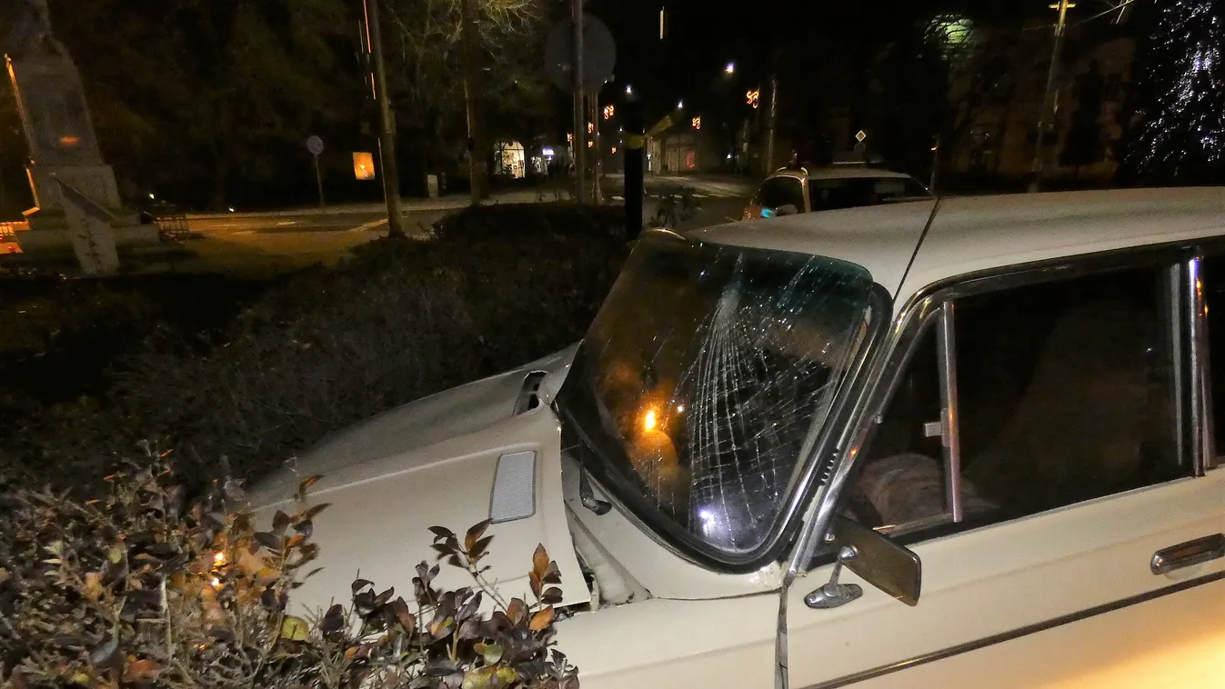 A templom előtt repült a bokorba Berettyóújfalun a kocka Lada – Videó