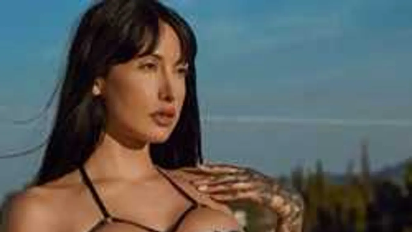 Az ablakában fotózták le a félmeztelenül kávézó fiatal modellt!