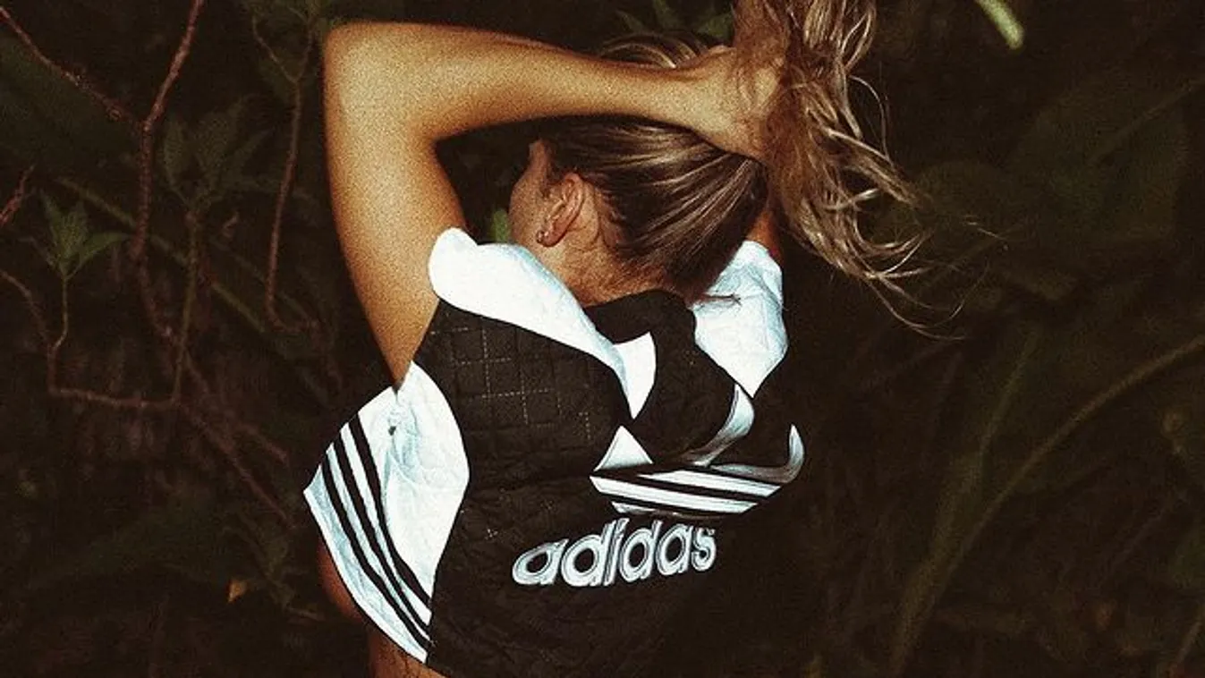 Egy szál bugyiban izzad a tetovált kebelcsoda