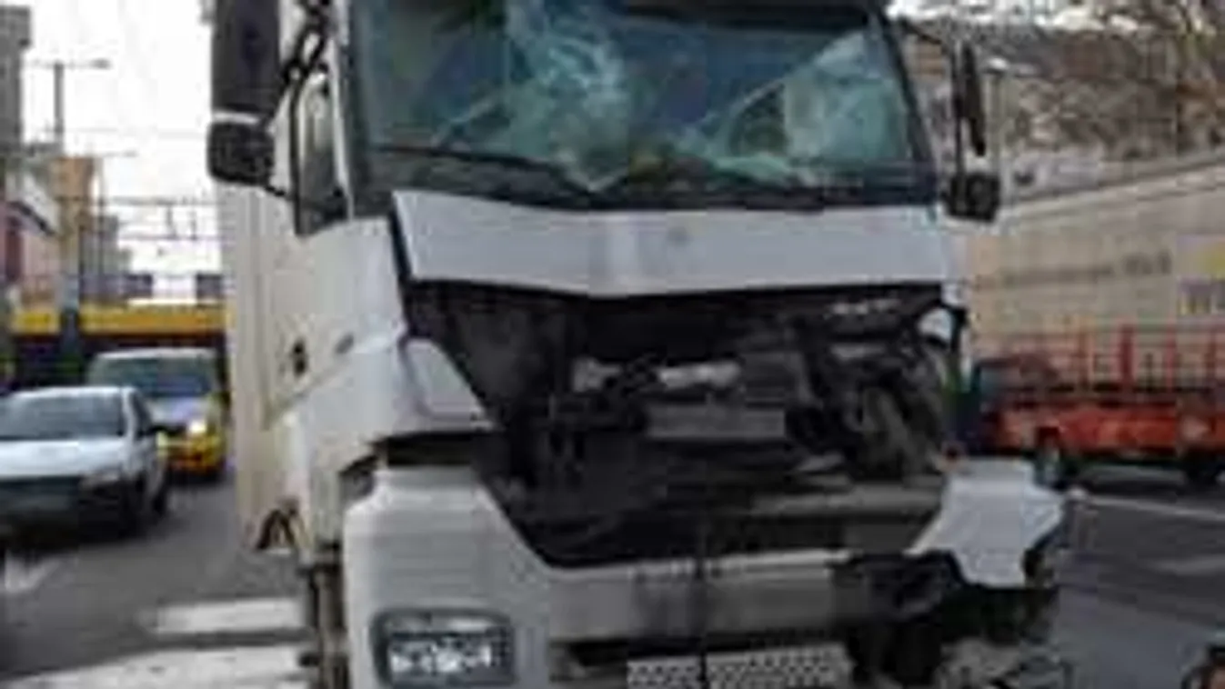 Óriásit csattant két kamion Debrecenben, az egyik sofőr súlyos sérült