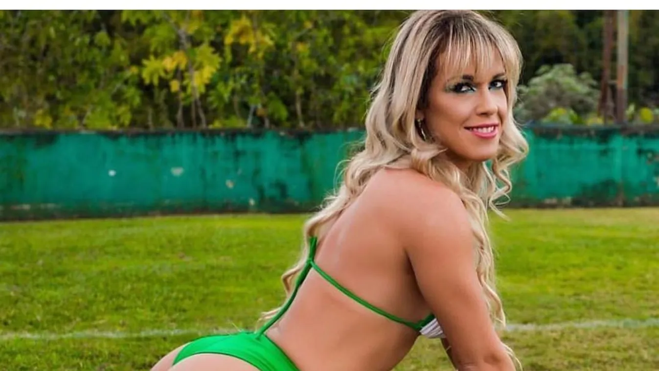 Amanda Costa bugyi nélkül villantott