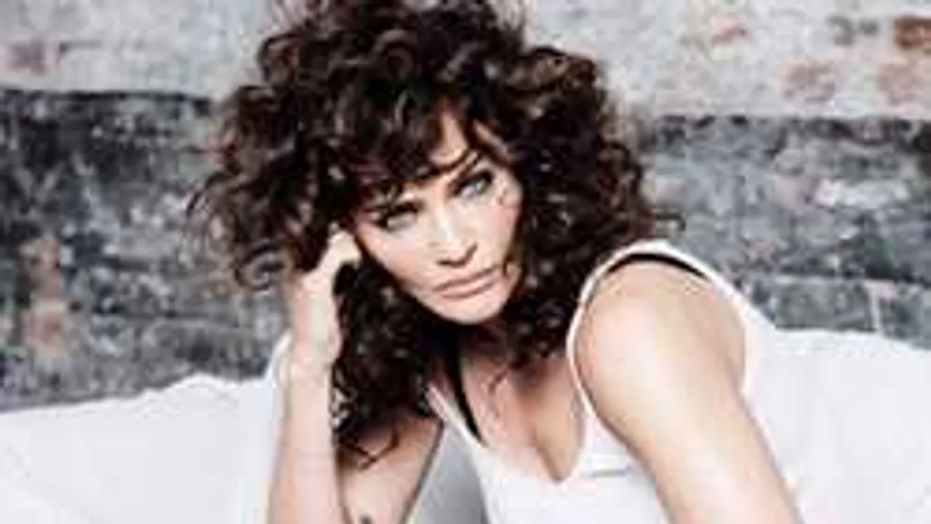 Ilyen kerek fenekű ötvenest se sokat látni!