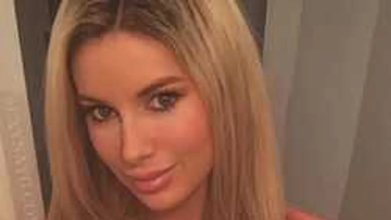 Meztelenül enged betekintést a lábai közé a táncosnő