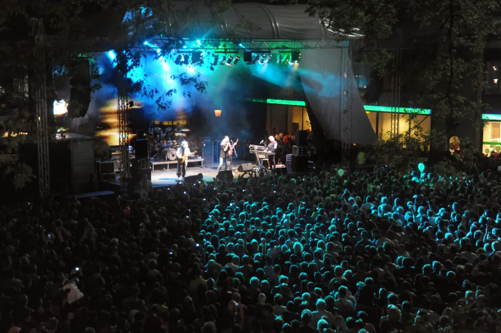 Szabadka, 2012. május 4. A közönség az ötvenéves Omega együttes koncertjén, a szabadkai Szabadság téren, a városháza elõtt. MTI Fotó: Kelemen Zoltán Gergely