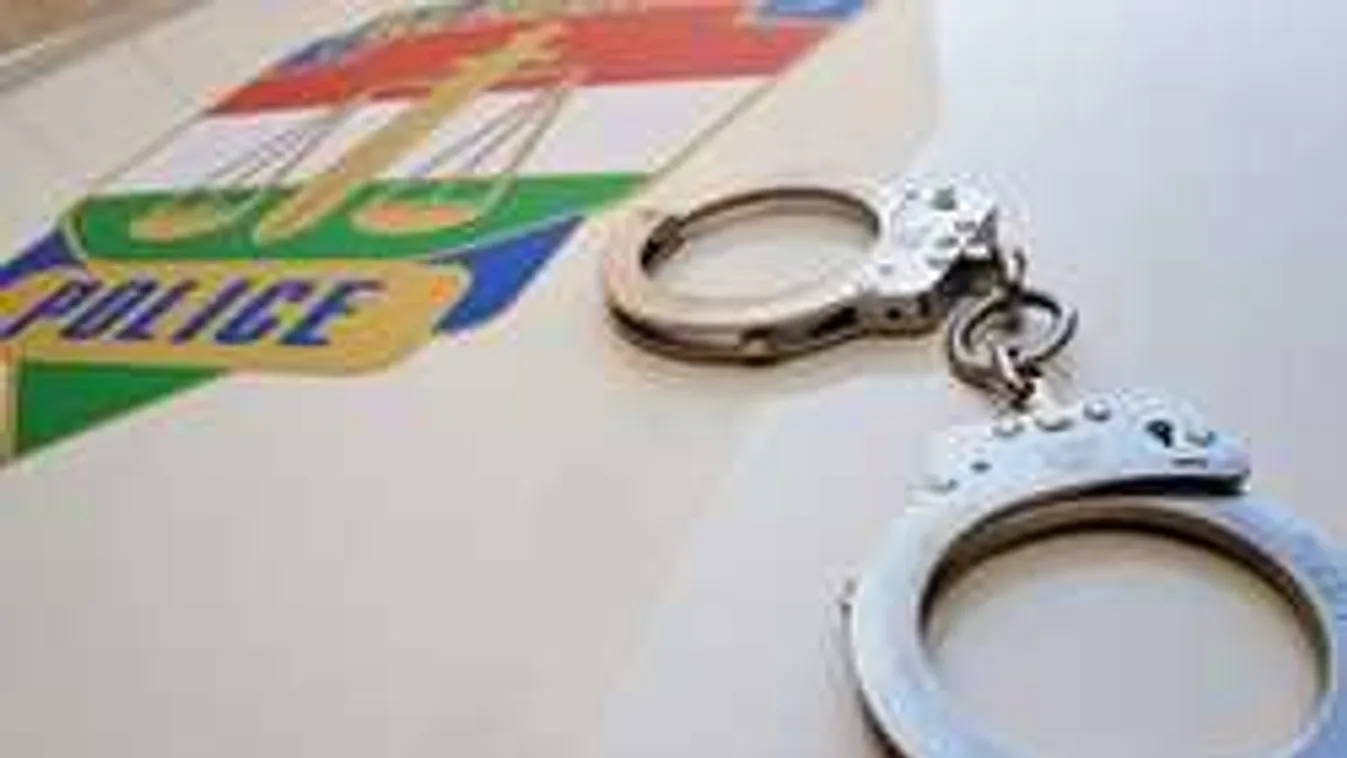 Csákánynyéllel és késsel követelte a fiú, hogy menjen haza az édesanyja