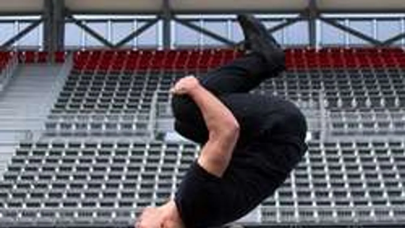 Ilyen eddig csak filmekben volt: gázolni készül a versenyautó, és... - videó