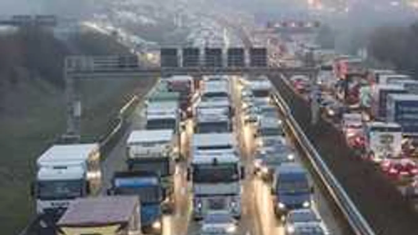 Hatalmas a torlódás, 3 órát kell várni a határnál