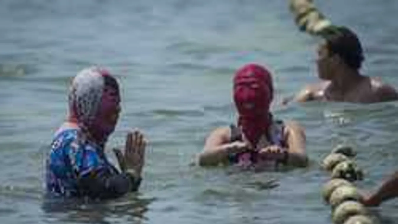 Ijesztő, maszkos nők lepték el a strandokat