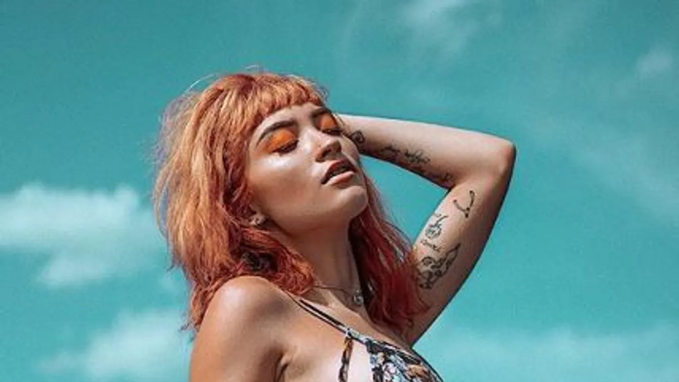 Félmeztelenül sziesztázott a tetovált színésznő a strandon!