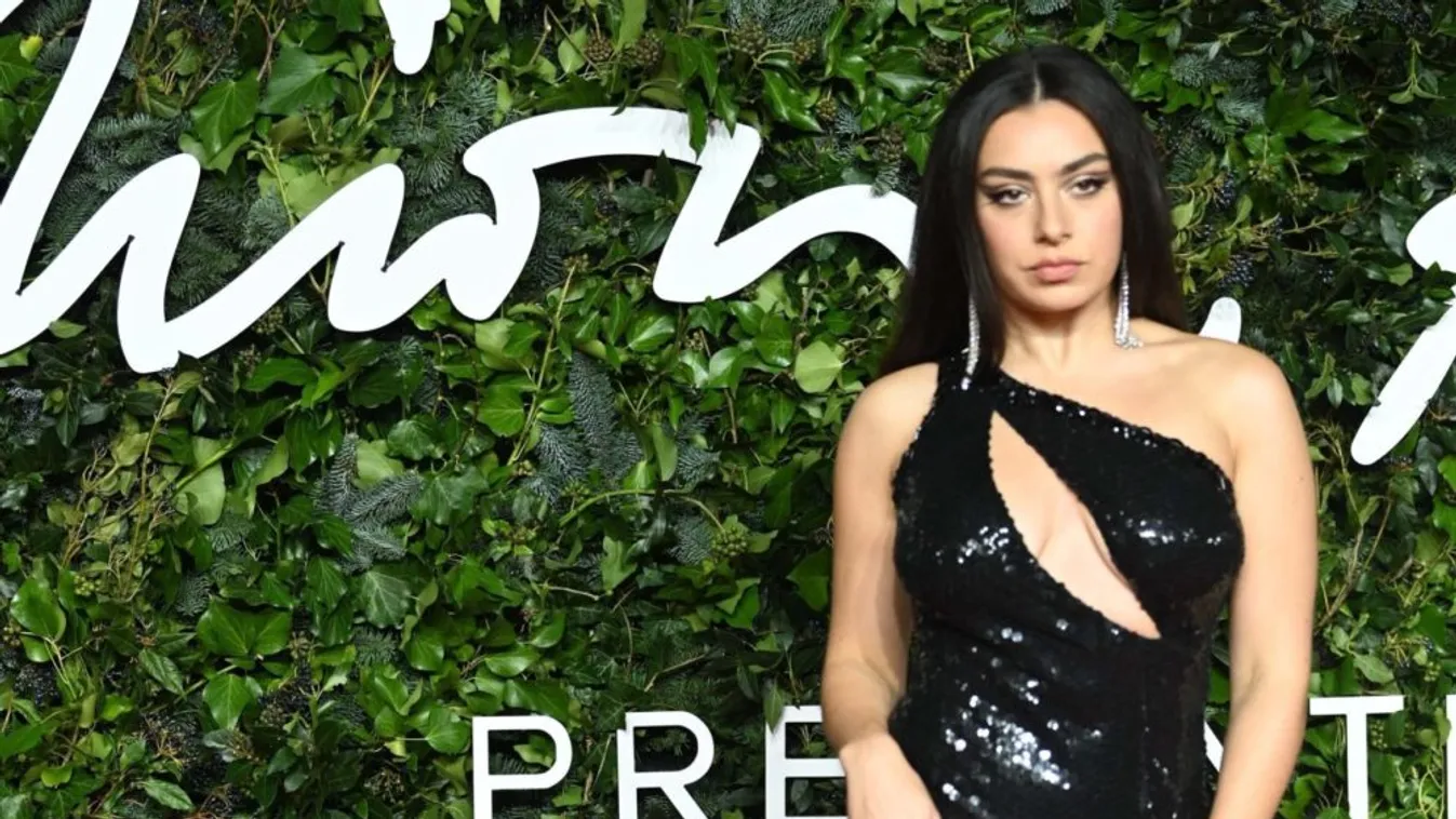 Charli szereti a merész ruhákat