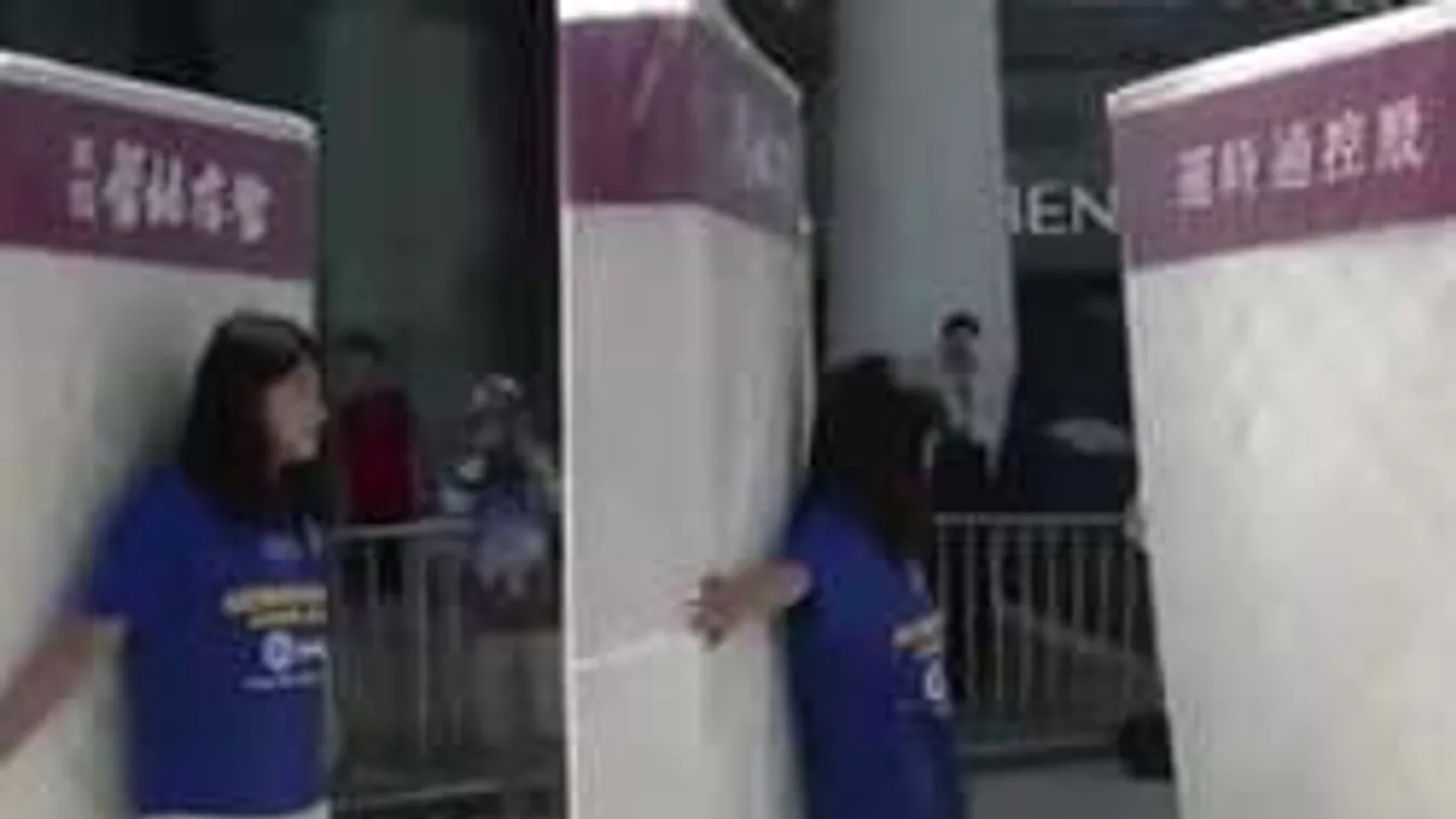 Hihetetlen: 2000 ember esett el egyszerre az utcán - videó