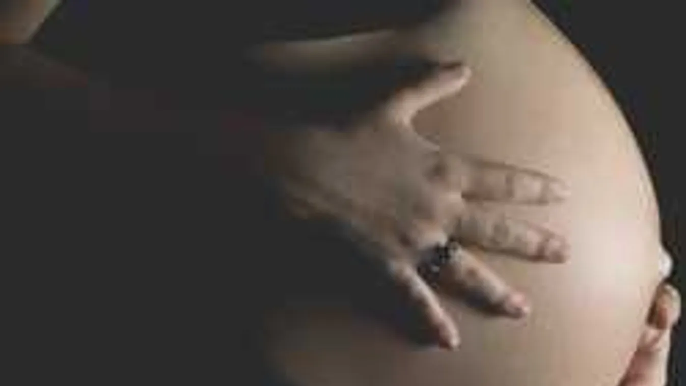 Megindult a szülés a fővárosi dugóban, szirénázó rendőr segített