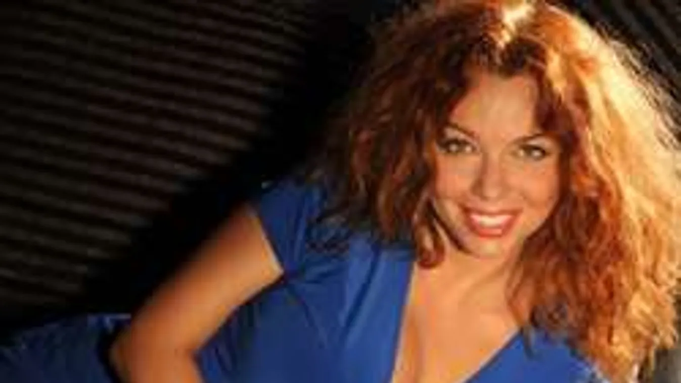 Kínos: Adás közben villant ki a műsorvezető lábköze!