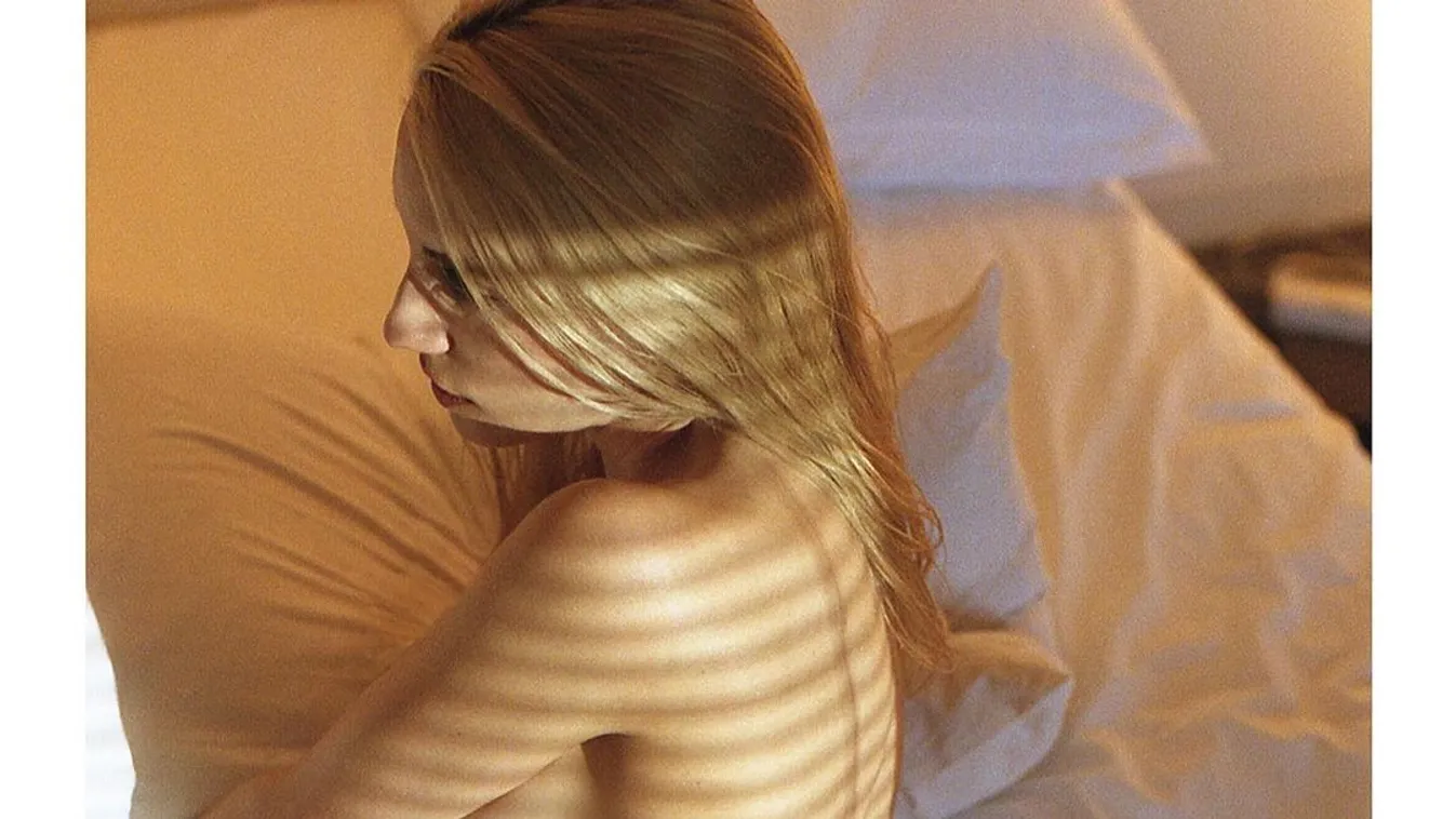 Tankolás közben villantott tangás popsit a vagány csajszi