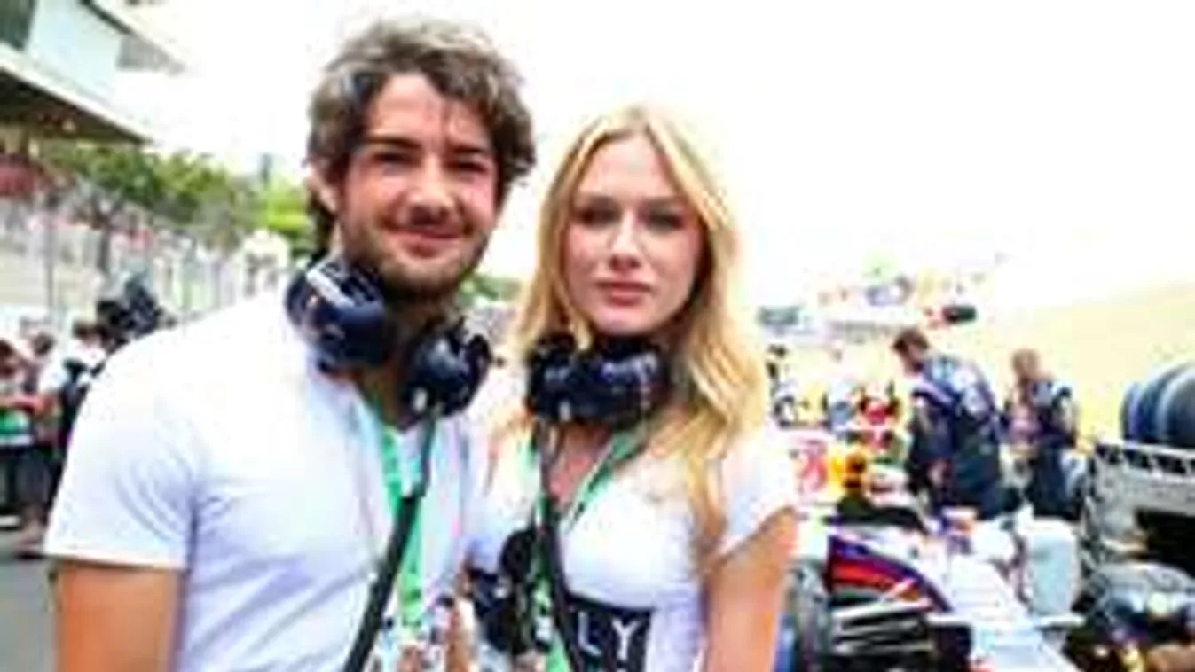 Szexi szépségek hevernek a futballsztár lábai előtt