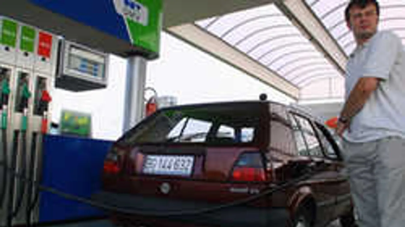 Miért van különböző oldalakon a tanknyílás?