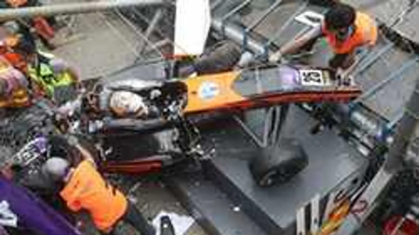 Csak erős idegzetűeknek: kirepült a pályáról a fiatal női pilóta