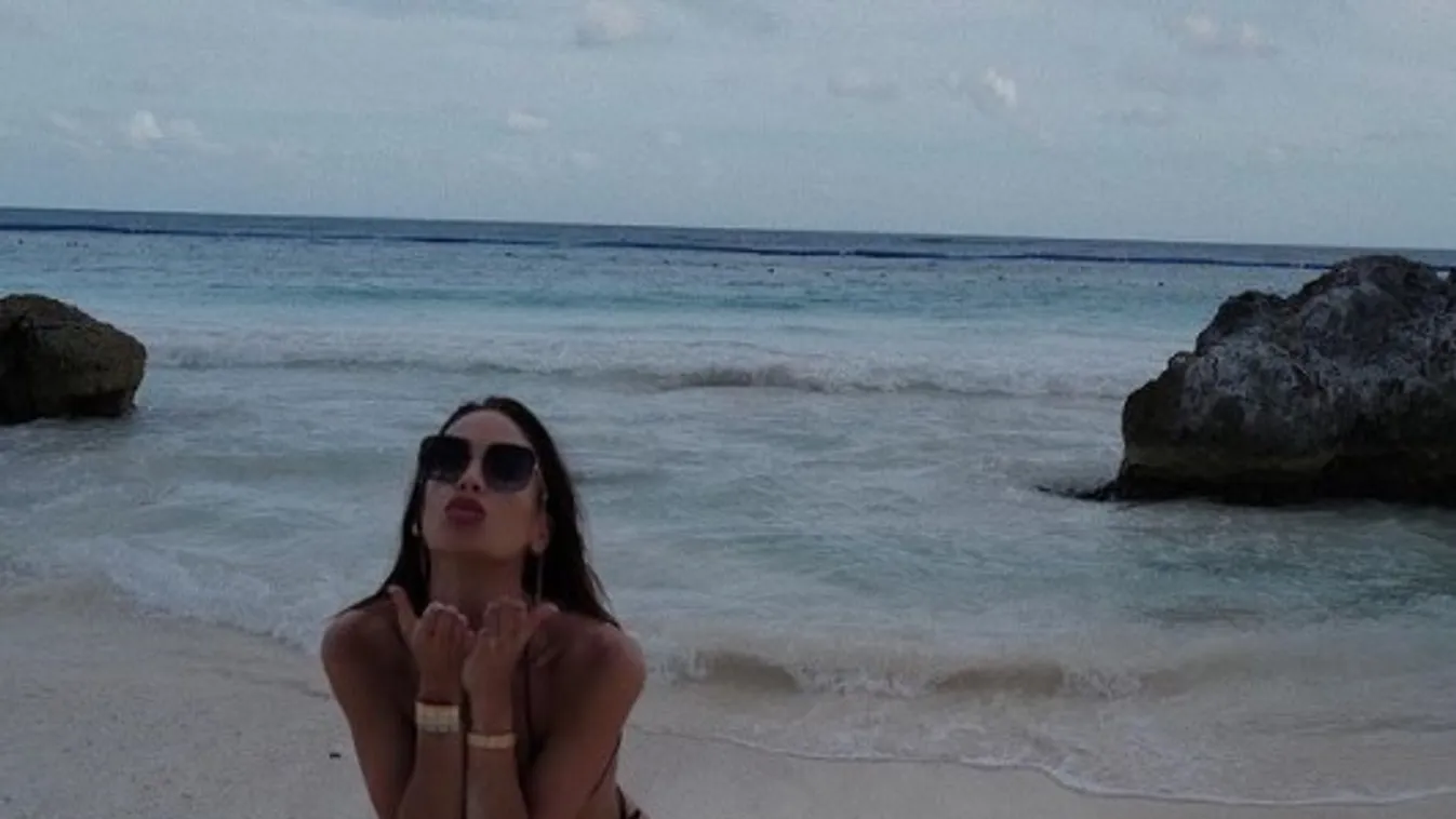 Olyan kerek Vajna Timi pucér popsija, mint egy labda