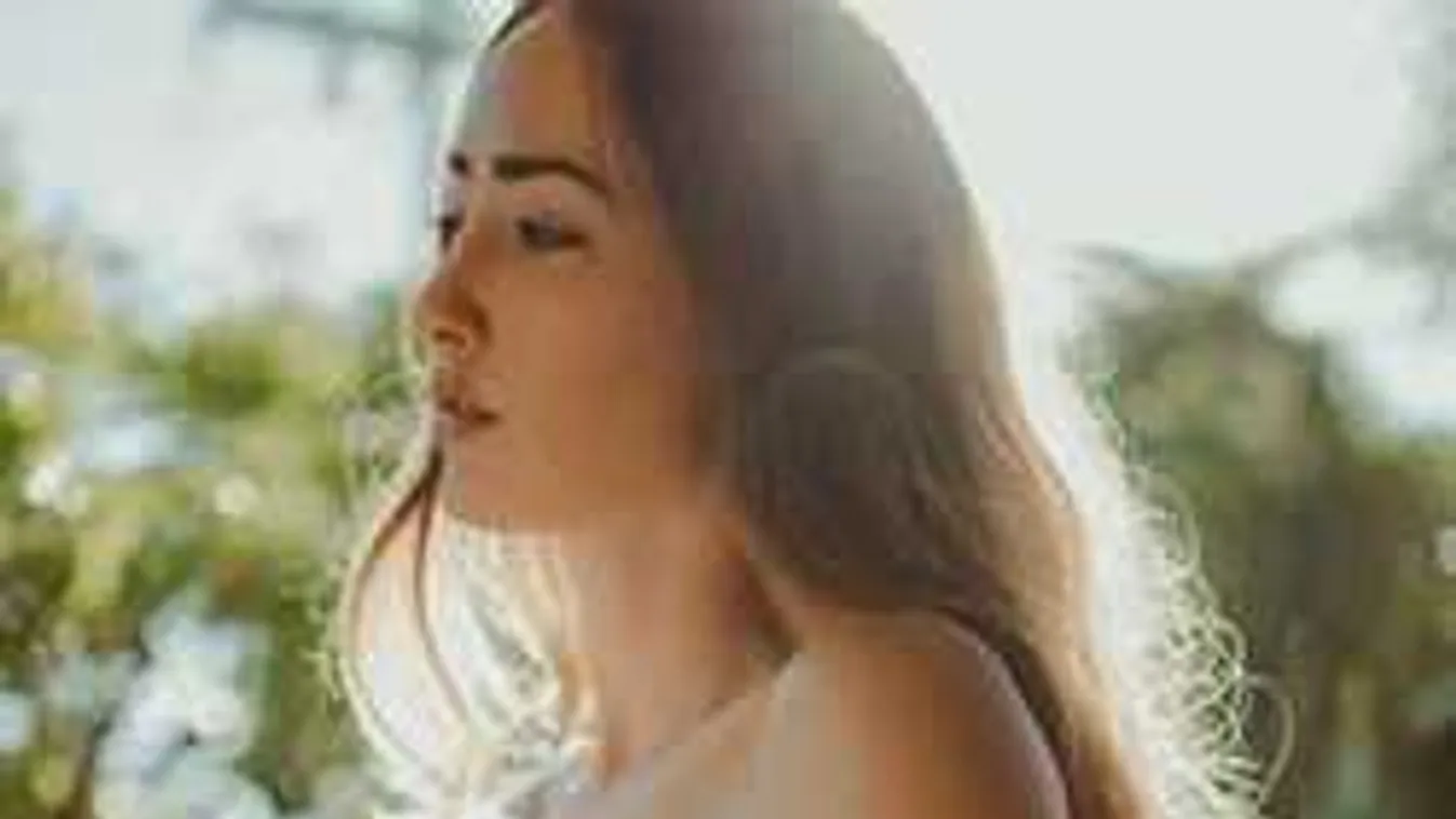 Elfelejtett ruhát vinni a standra a tetovált bombázó!