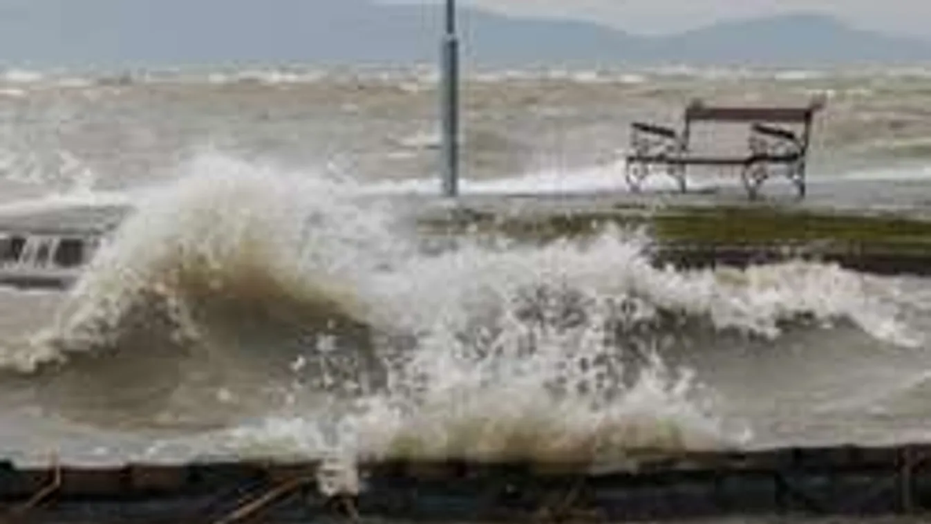 Durva videó: Négy embert mentettek ki a háborgó Balatonból!