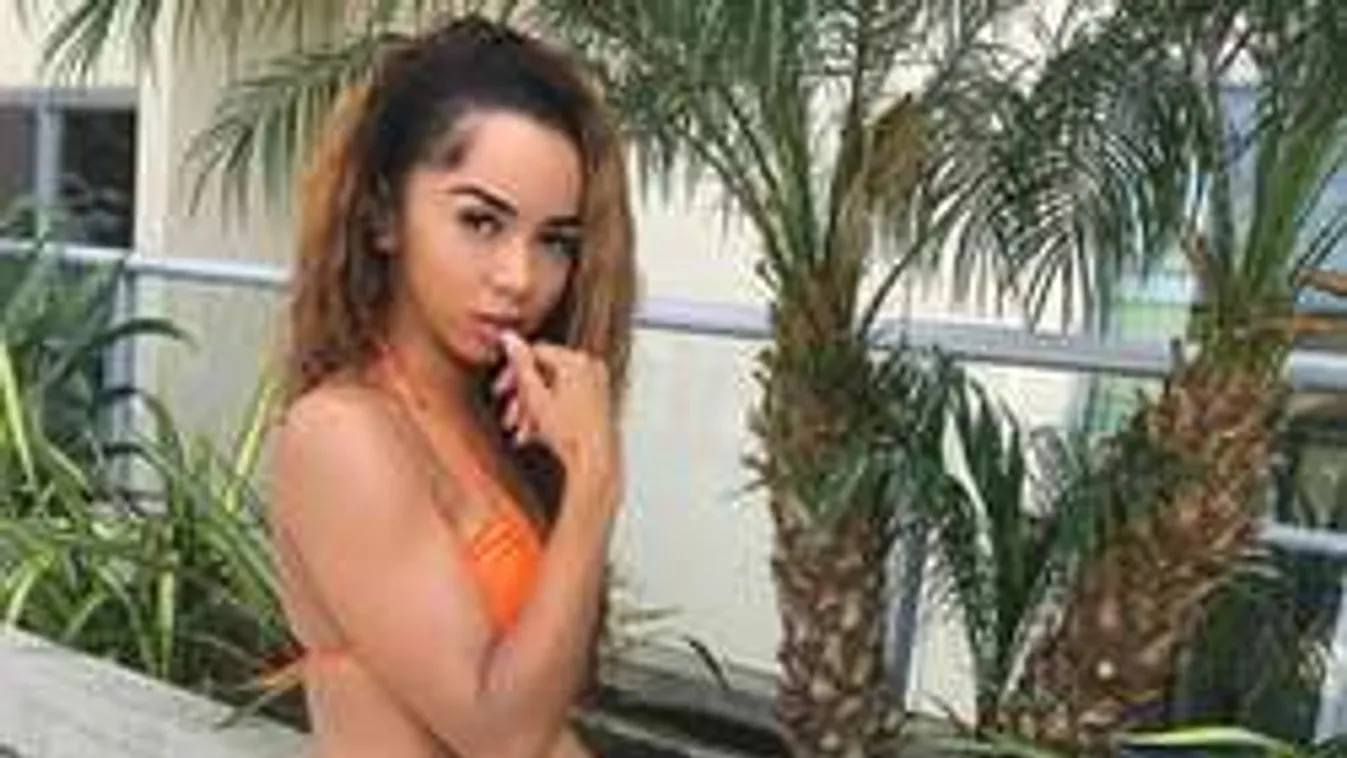 Szexin szabadul bikinijétől a vadóc bombázó