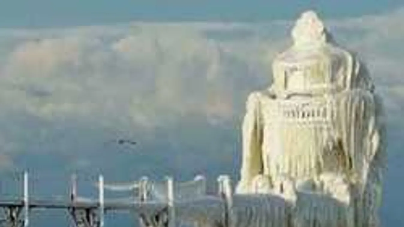 Tetőtől talpig befagyott a világítótorony a brutális jégvihar után!