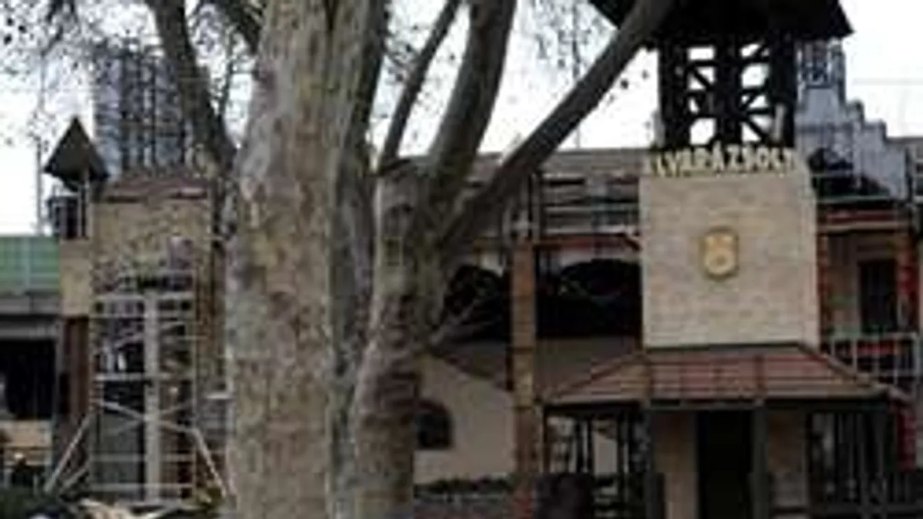 Így bontják az Elvarázsolt kastélyt