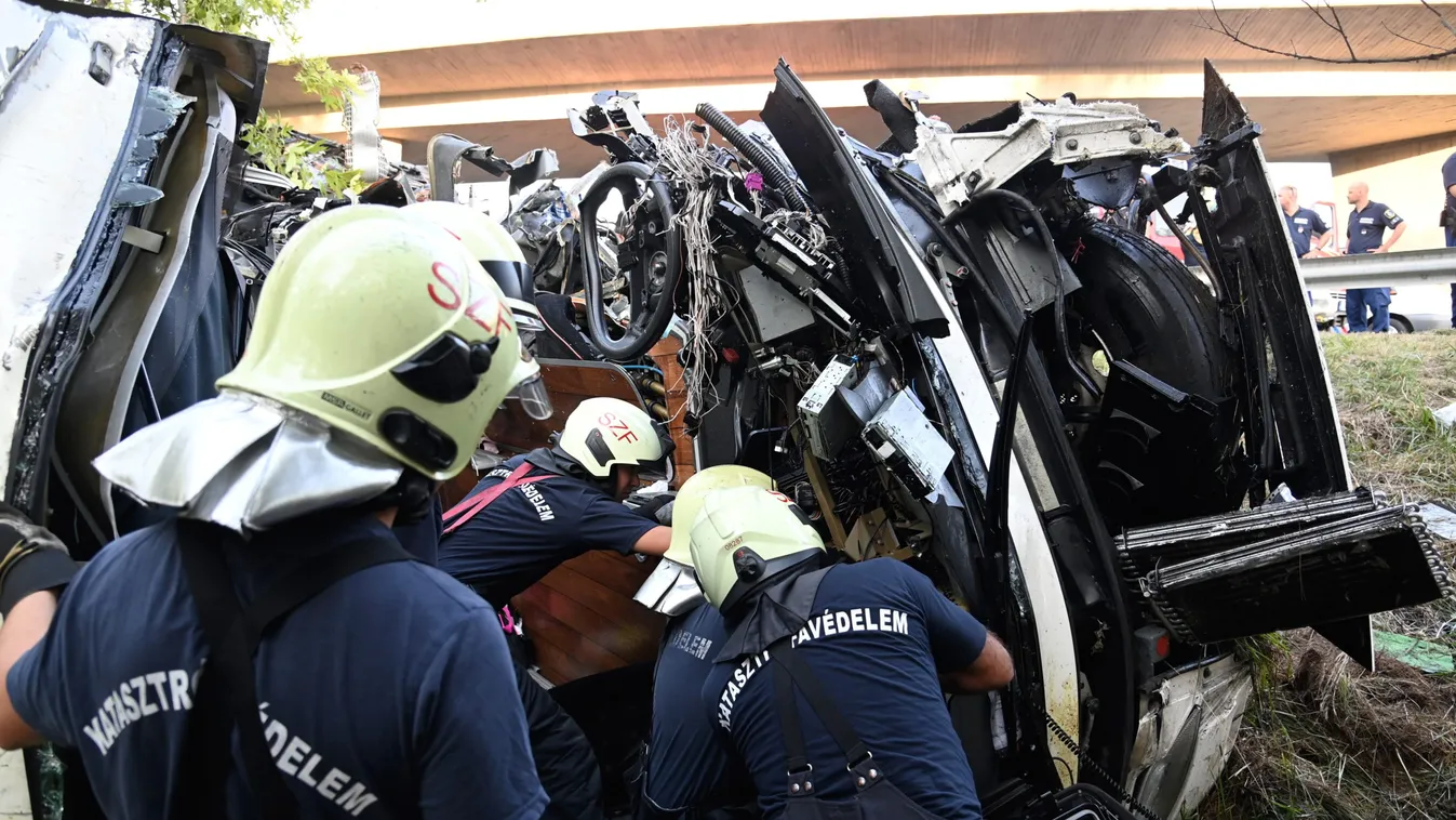 Busztragédia: megrázó helyszíni fotók az M7-esen történt tömegszerencsétlenségről