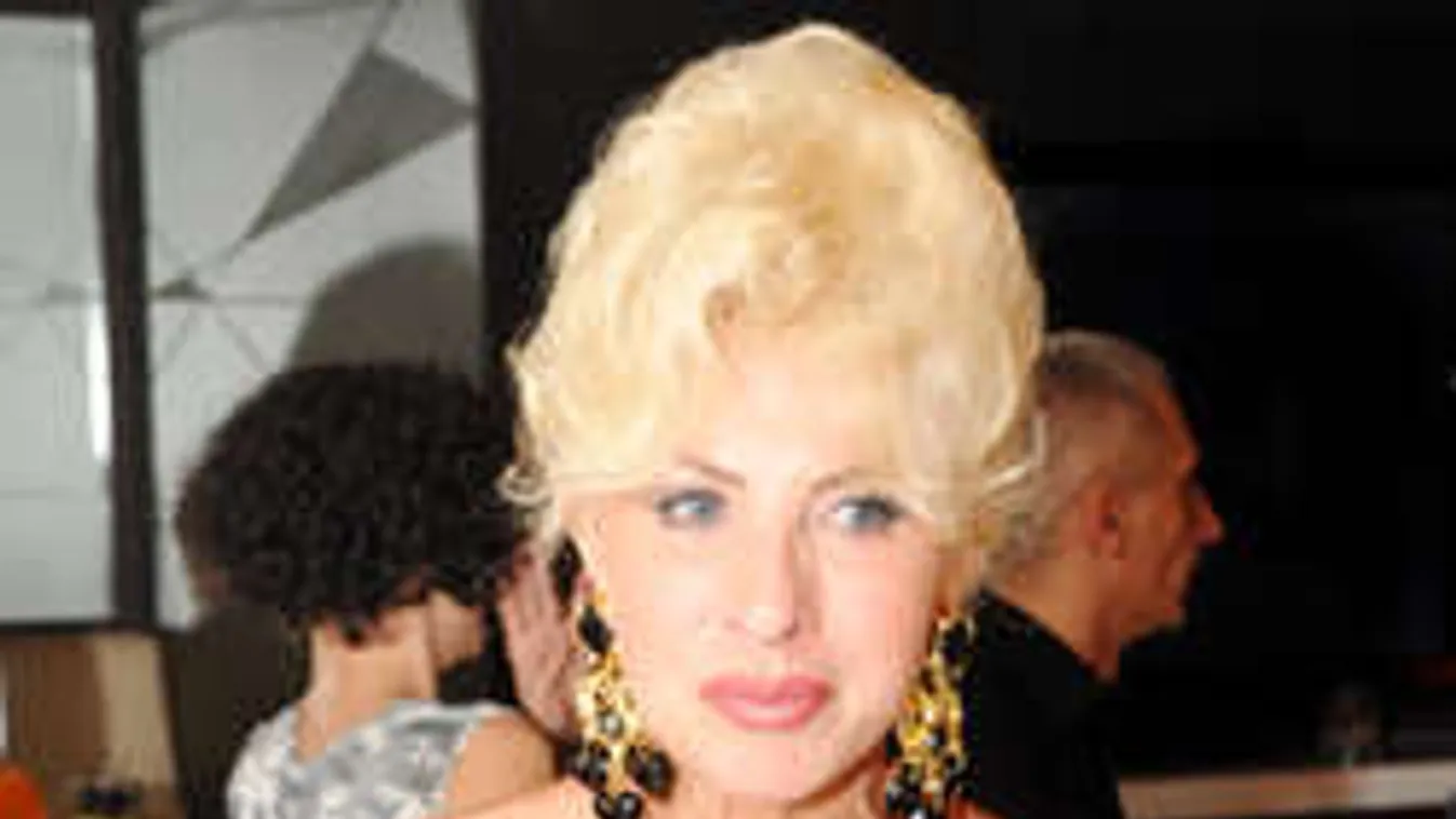 Lebukott: Fiatal lánnyal kapták lencsevégre Medveczky Ilona exét!