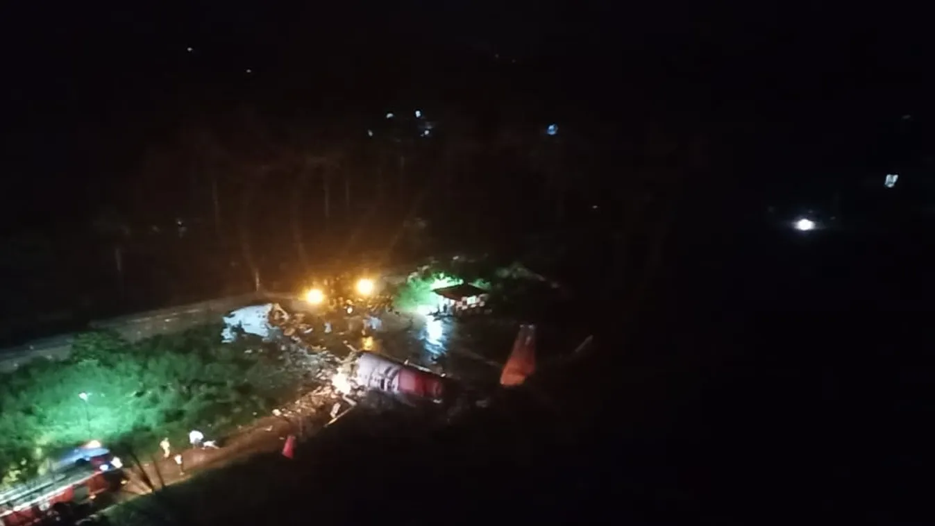 200 emberrel a fedélzeten szakadt ketté egy utasszállító