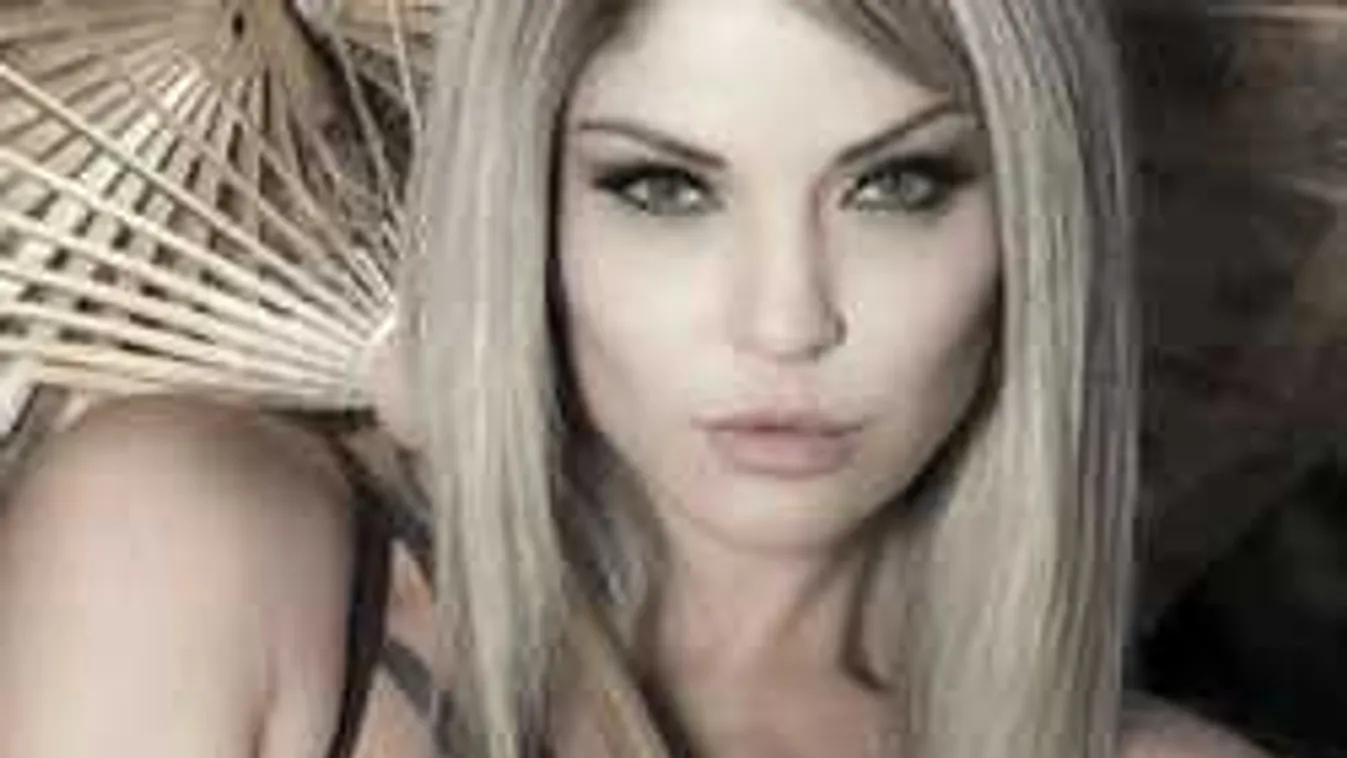 Bugyi és melltartó nélkül strandol a szőke bombázó