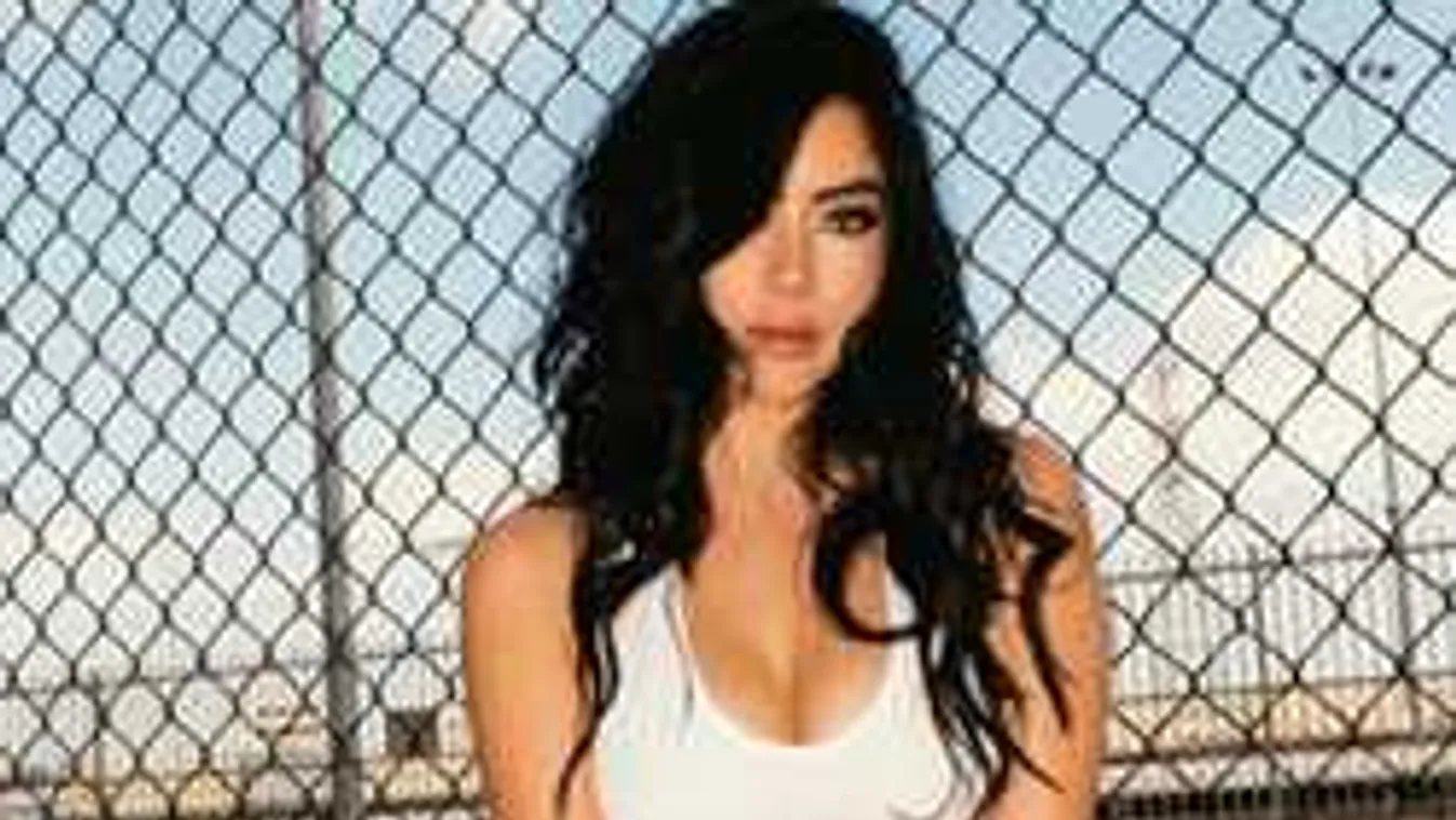 Rányitottak, a melleit kényezteti a meztelen zongorista lány