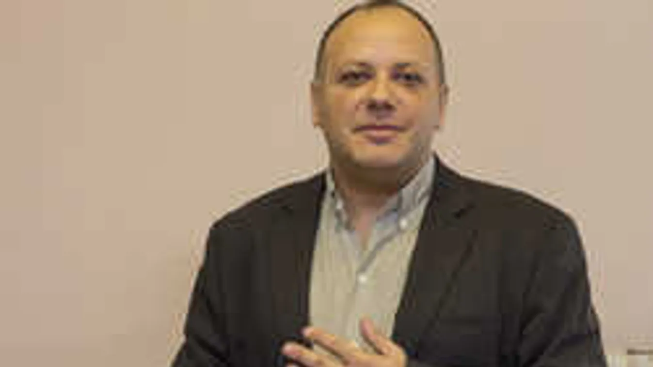 Szakítása után újra becsajozott az ismert magyar színész