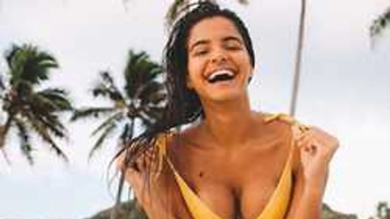 Se bugyi, se más: bokáig érő vízben pózol pucéran a ringó mellű álomnő