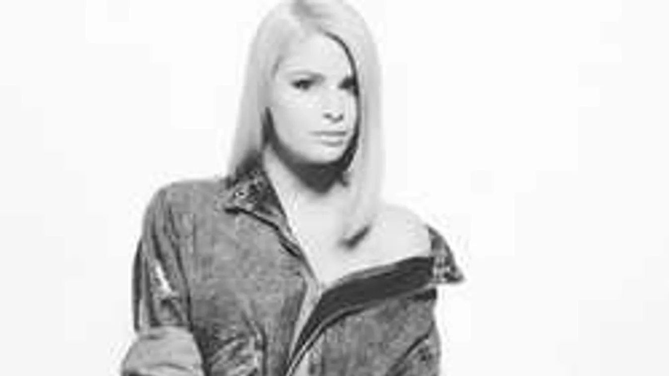 Még a bikini sem bírta elfedni a magyar sztár hatalmas melleit