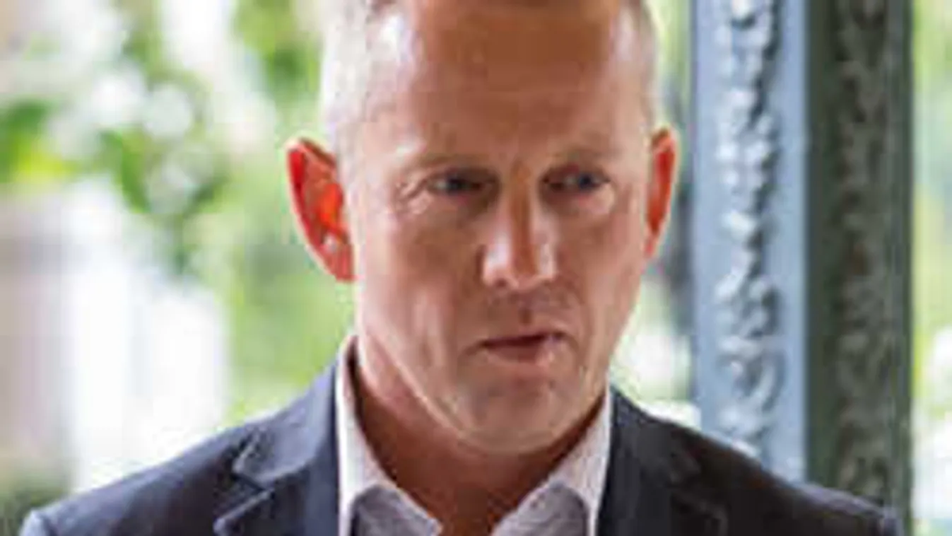 Schobert Norbi elkíséri a lányát a randikra!