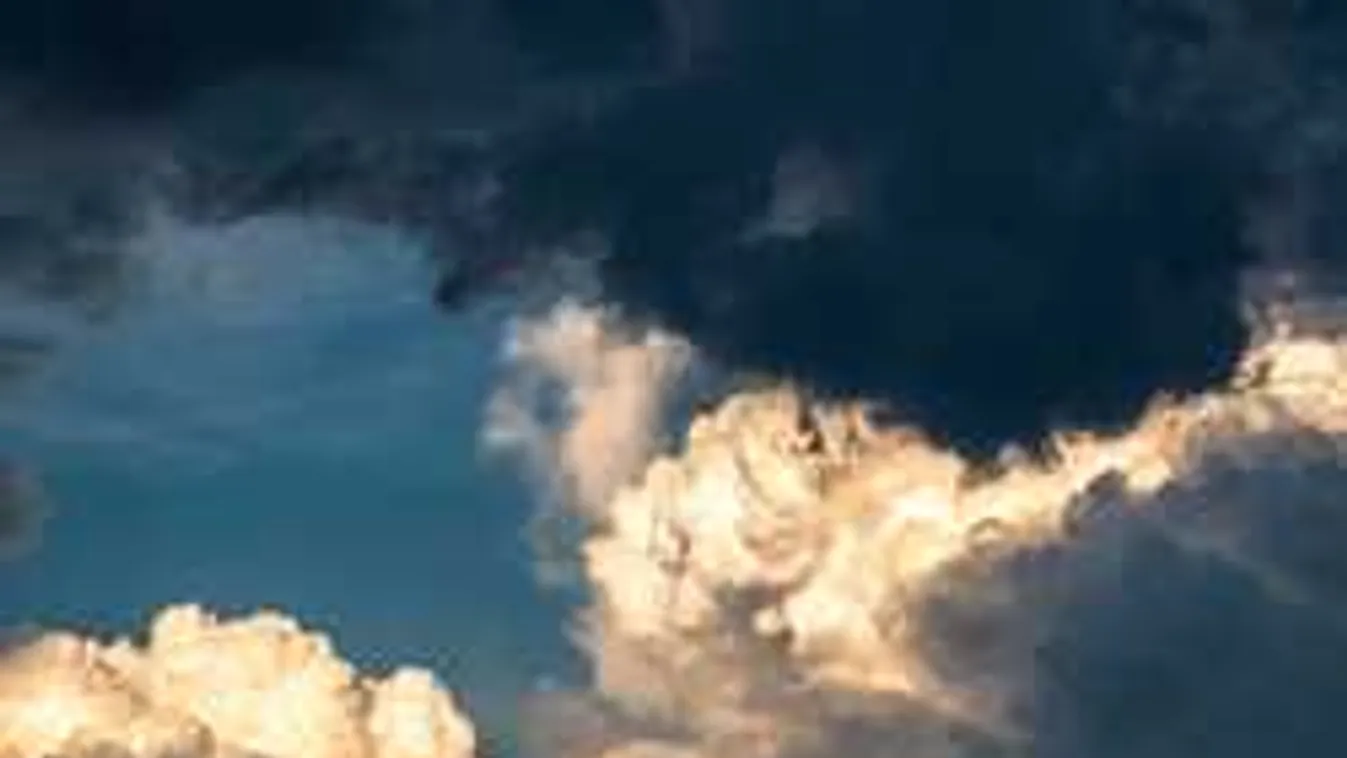 Nyomasztó idő csap le ránk, baljós felhők lepik el az eget