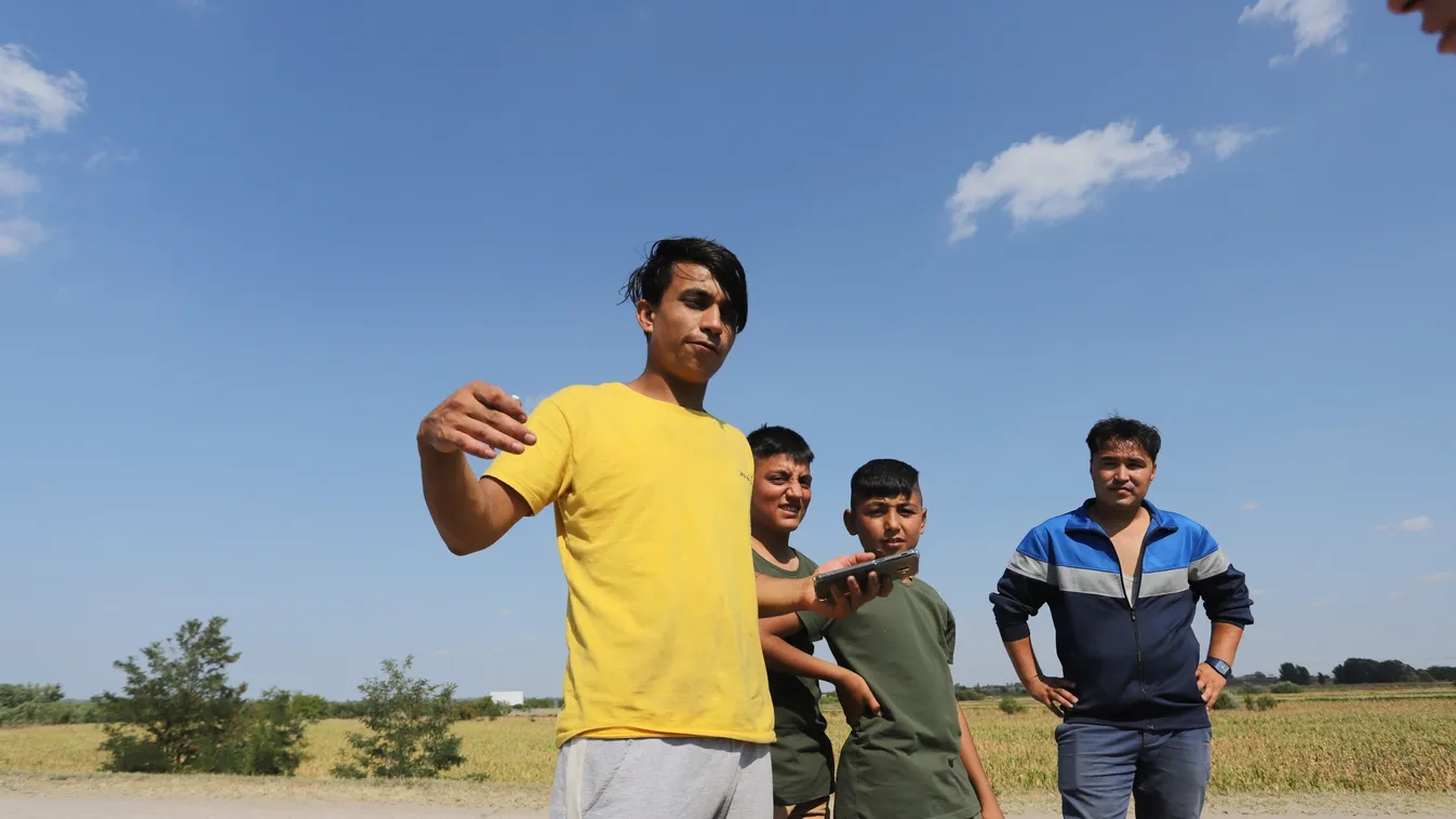 Kövekkel dobálnak, és botokkal támadnak a migránsok Röszkénél