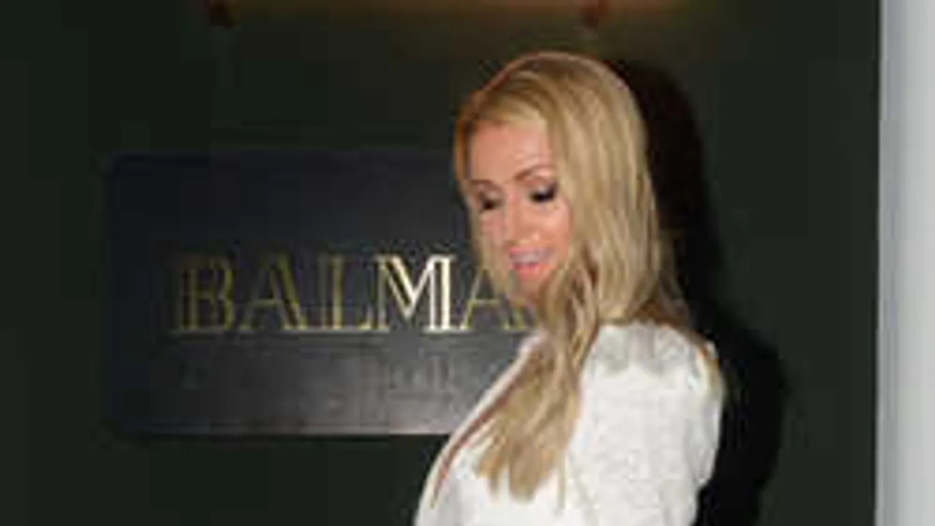 A kamera mindent vett, így pörgött a rúdon a 38 éves celeb